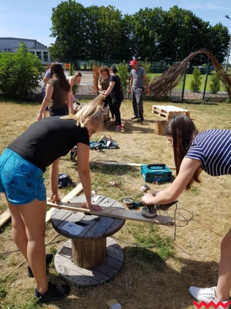 Młodzi ludzie zakasali rękawy i mają miejsce do spotkań