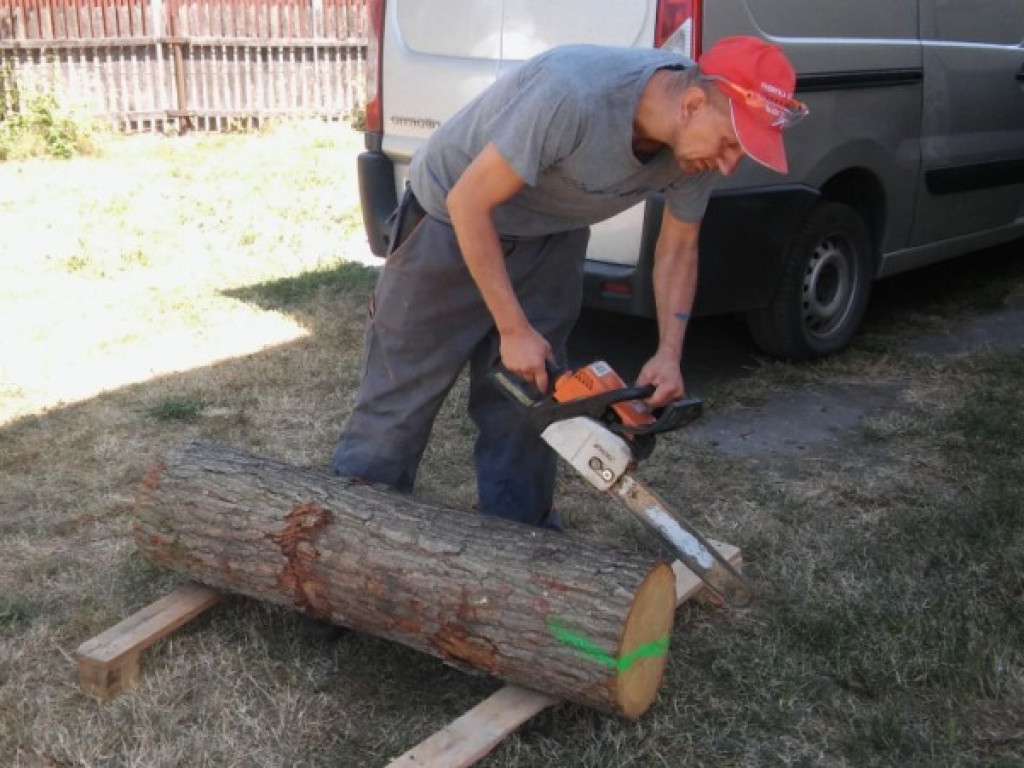 Młodzi ludzie zakasali rękawy i mają miejsce do spotkań