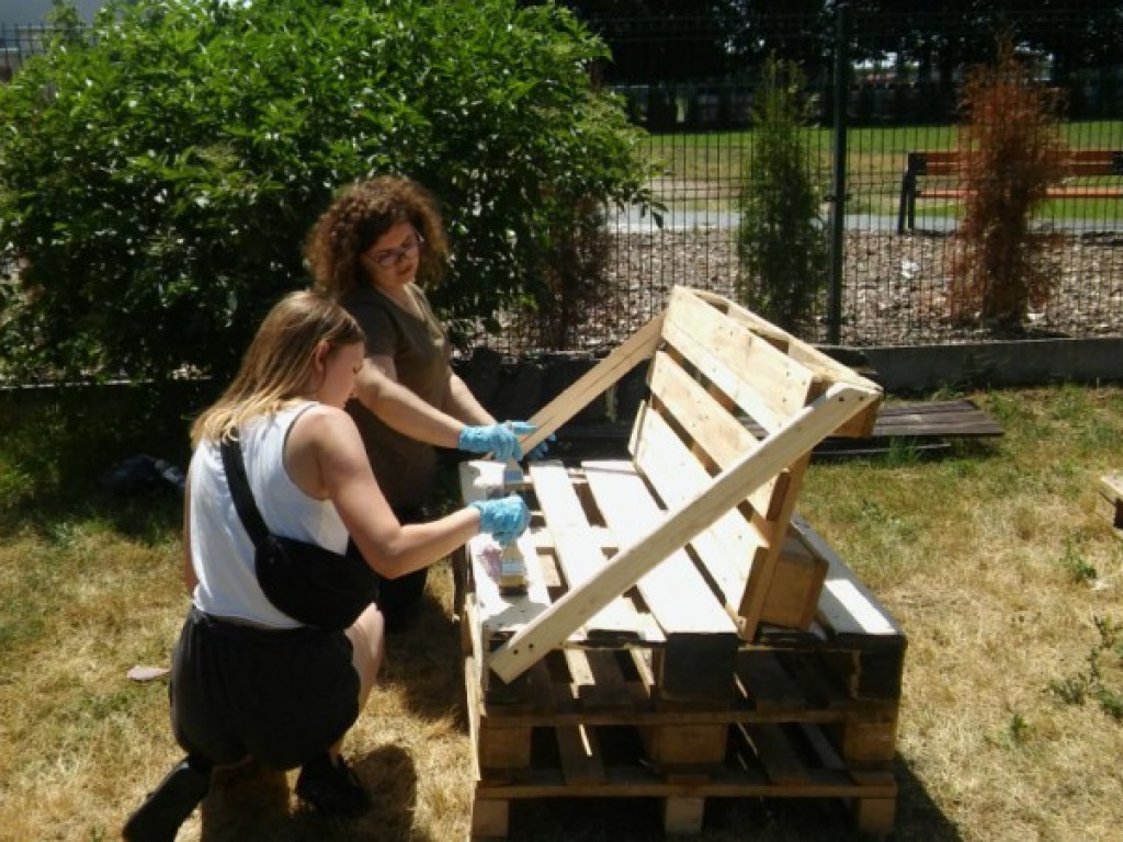 Młodzi ludzie zakasali rękawy i mają miejsce do spotkań