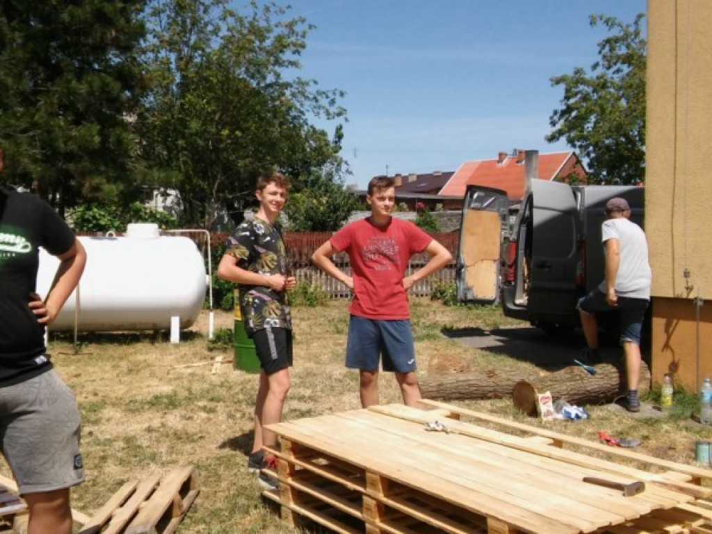 Młodzi ludzie zakasali rękawy i mają miejsce do spotkań