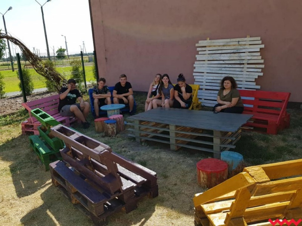 Młodzi ludzie zakasali rękawy i mają miejsce do spotkań