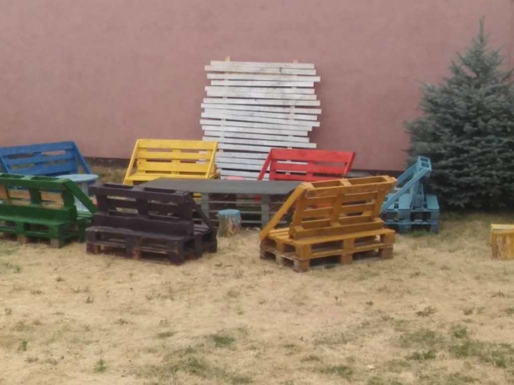 Młodzi ludzie zakasali rękawy i mają miejsce do spotkań