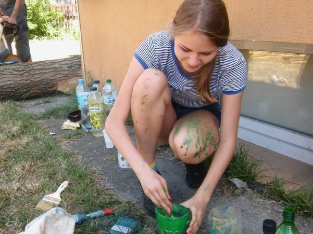 Młodzi ludzie zakasali rękawy i mają miejsce do spotkań