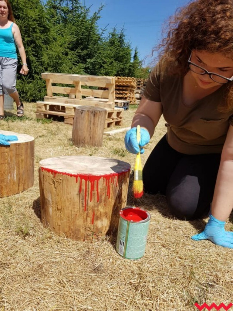 Młodzi ludzie zakasali rękawy i mają miejsce do spotkań