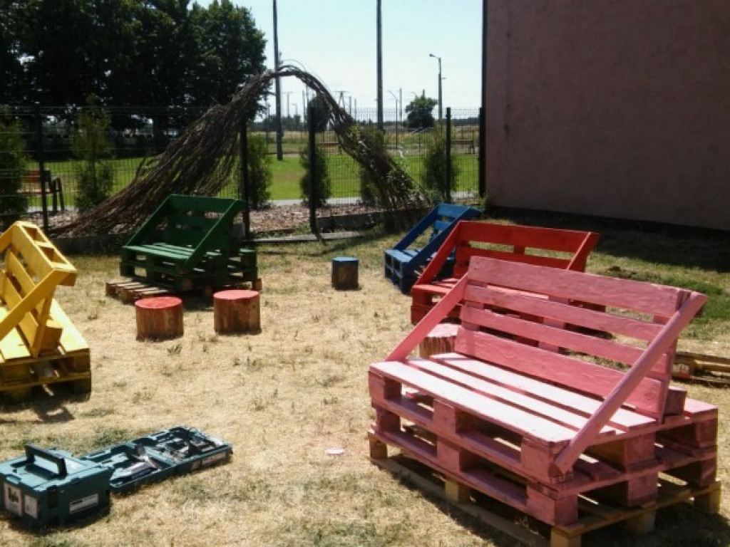 Młodzi ludzie zakasali rękawy i mają miejsce do spotkań