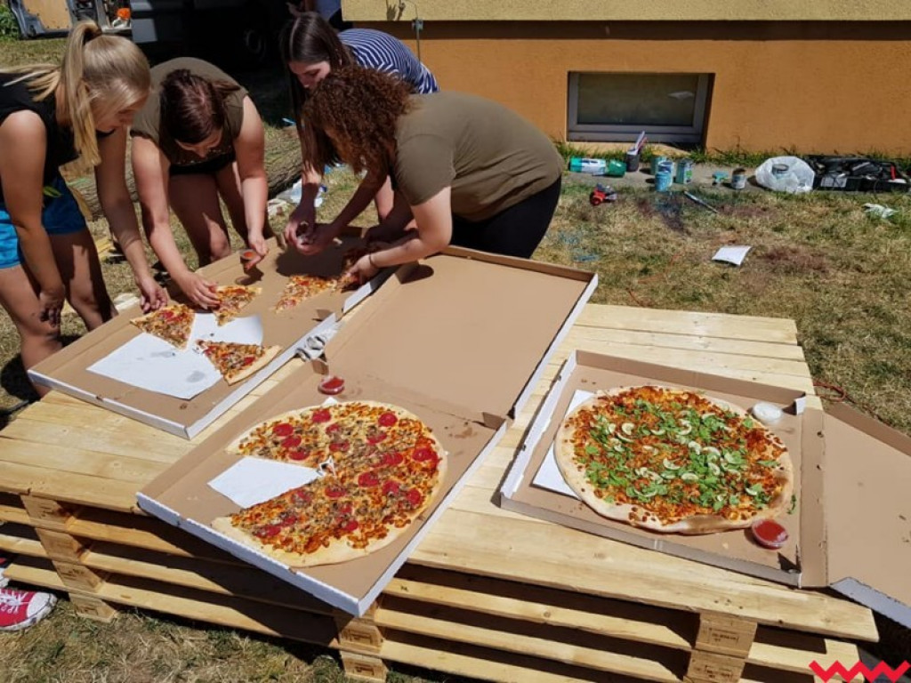 Młodzi ludzie zakasali rękawy i mają miejsce do spotkań