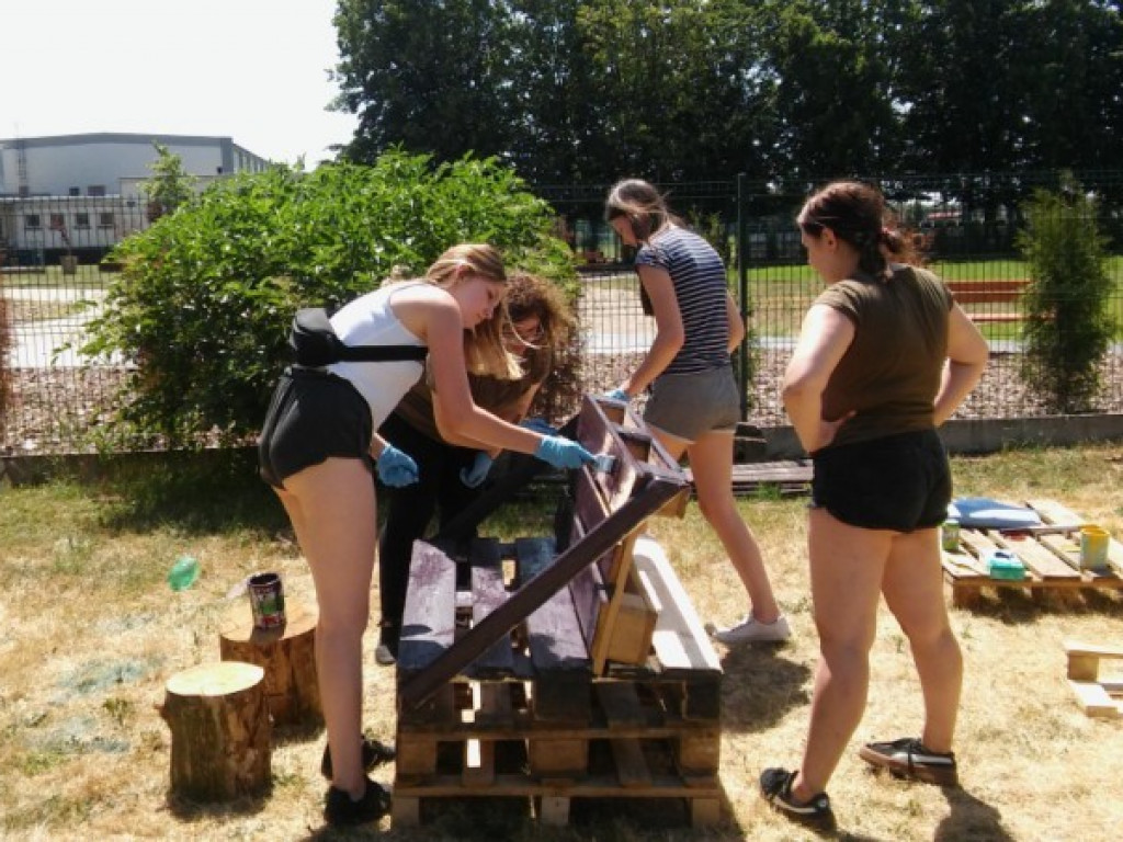 Młodzi ludzie zakasali rękawy i mają miejsce do spotkań