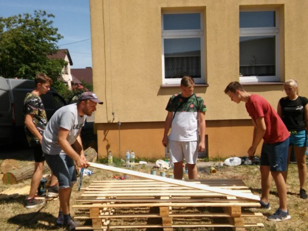 Młodzi ludzie zakasali rękawy i mają miejsce do spotkań