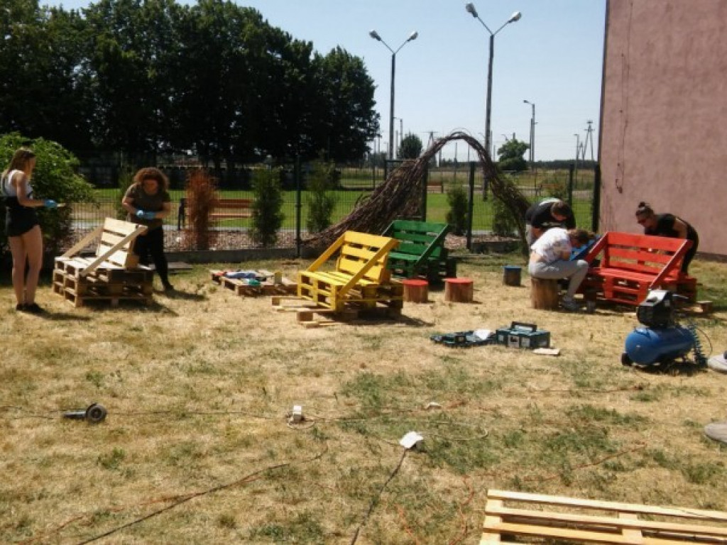 Młodzi ludzie zakasali rękawy i mają miejsce do spotkań