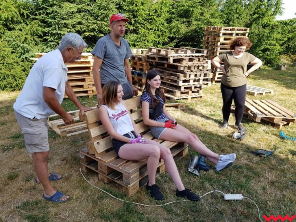 Młodzi ludzie zakasali rękawy i mają miejsce do spotkań
