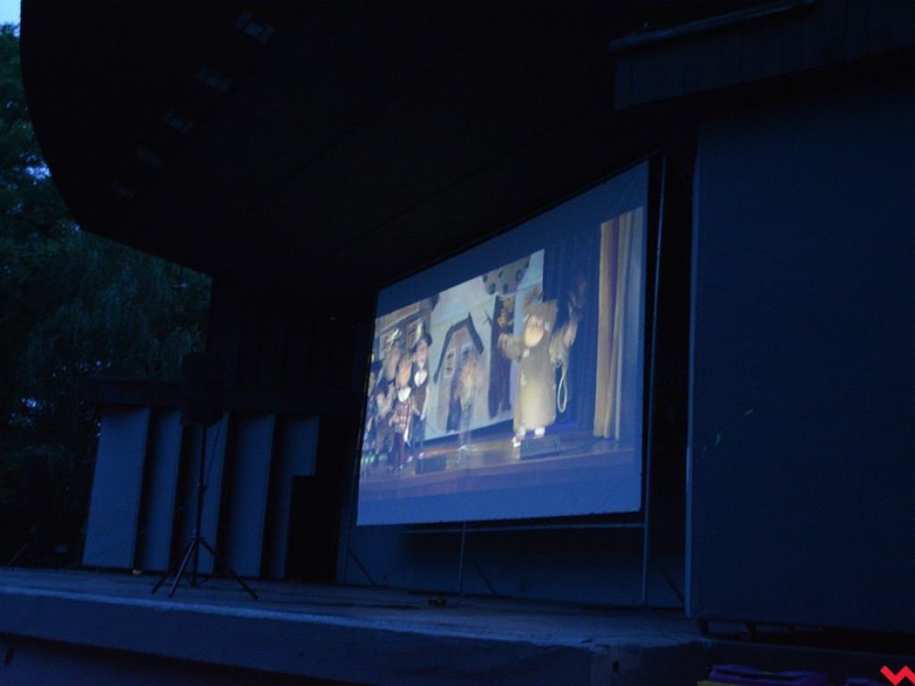 Deszcz popsuł szyki kinomanom. Pierwszy pokaz letniego kina za nami