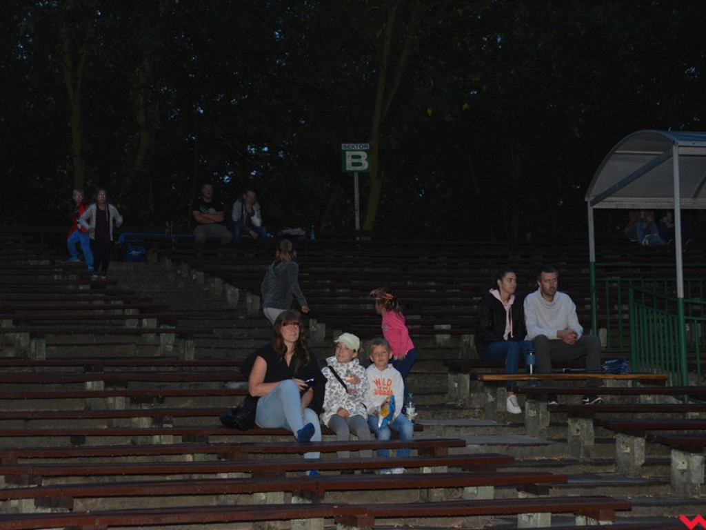 Deszcz popsuł szyki kinomanom. Pierwszy pokaz letniego kina za nami