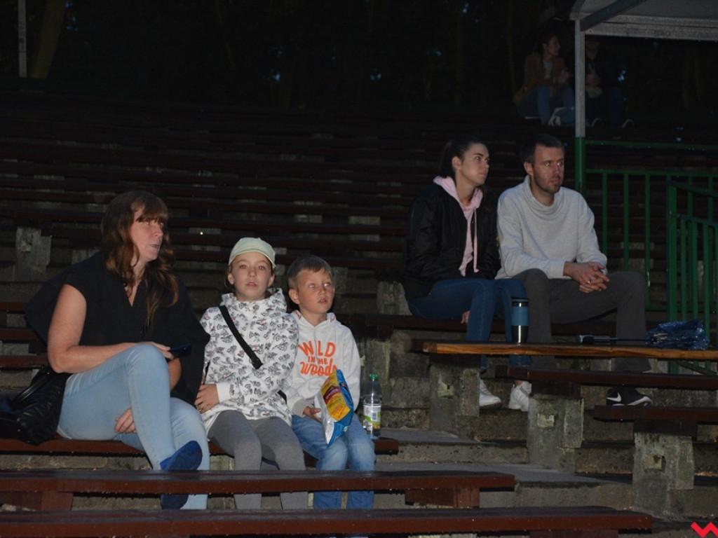 Deszcz popsuł szyki kinomanom. Pierwszy pokaz letniego kina za nami