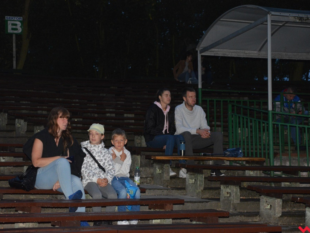 Deszcz popsuł szyki kinomanom. Pierwszy pokaz letniego kina za nami