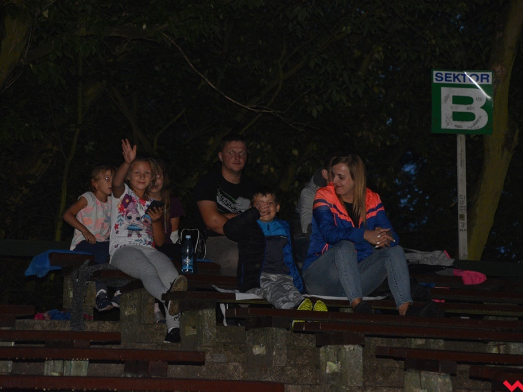 Deszcz popsuł szyki kinomanom. Pierwszy pokaz letniego kina za nami