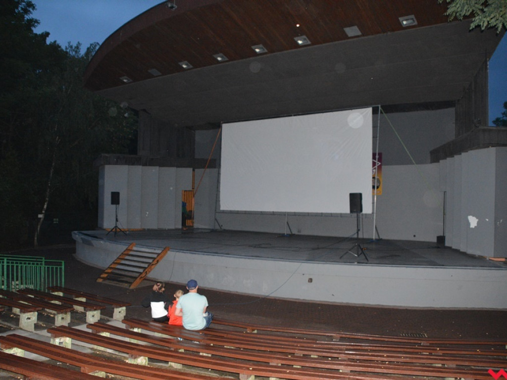 Deszcz popsuł szyki kinomanom. Pierwszy pokaz letniego kina za nami