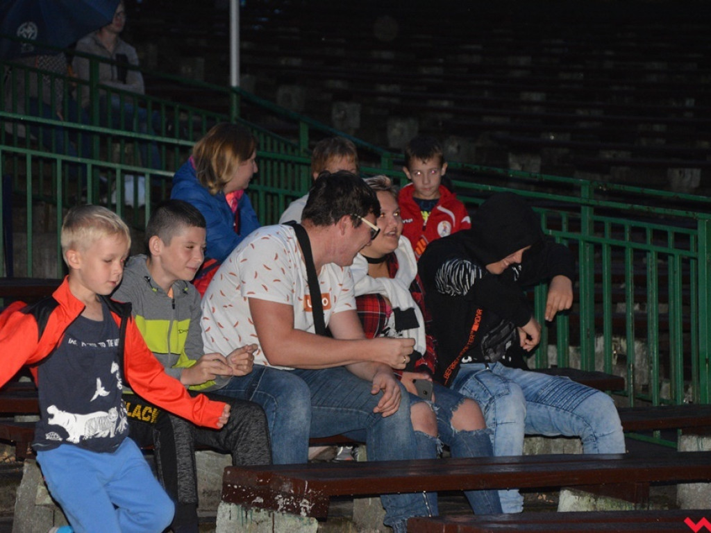 Deszcz popsuł szyki kinomanom. Pierwszy pokaz letniego kina za nami