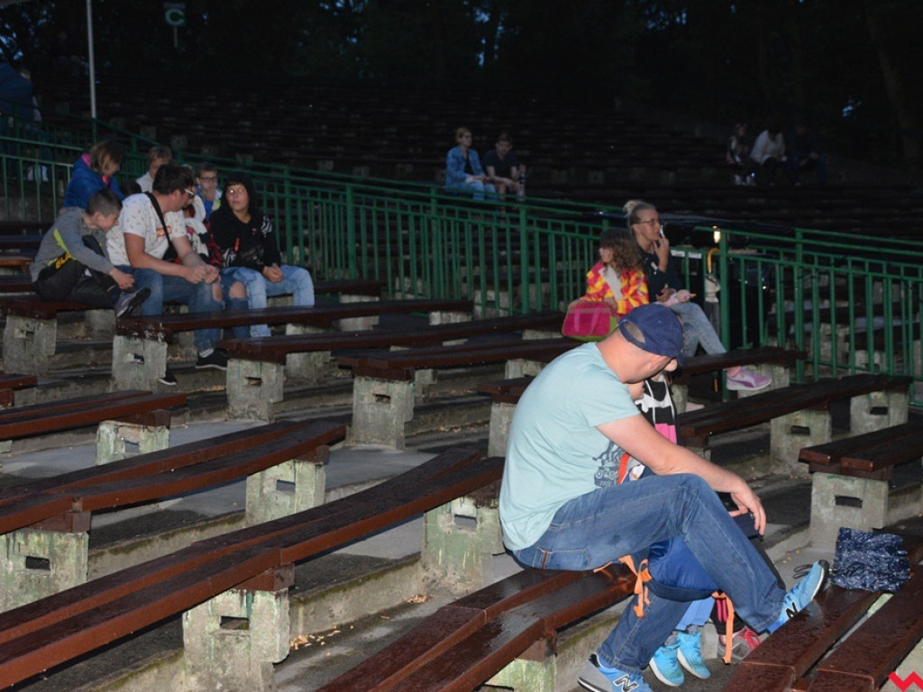 Deszcz popsuł szyki kinomanom. Pierwszy pokaz letniego kina za nami