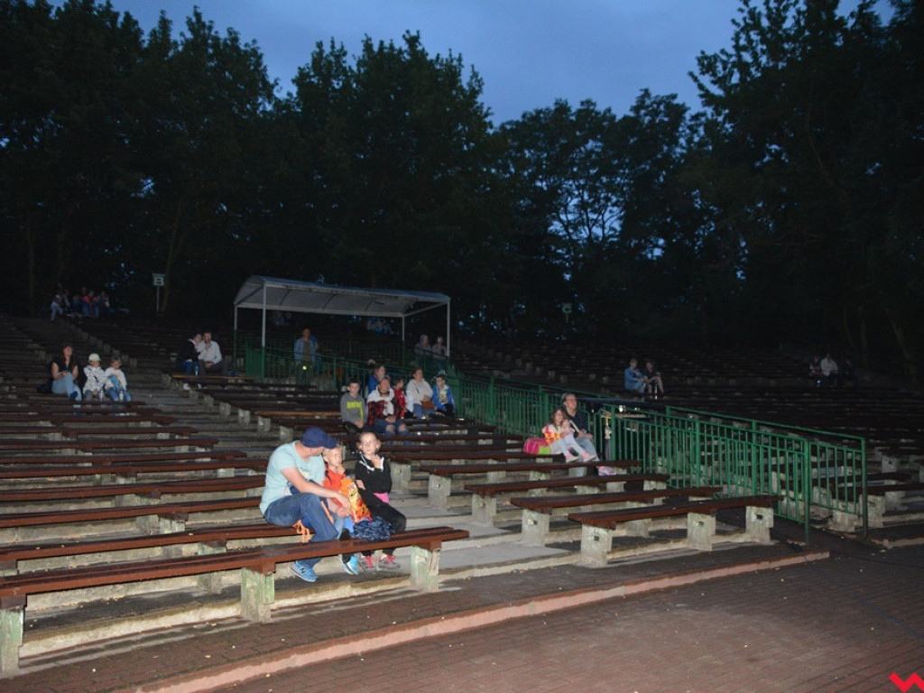 Deszcz popsuł szyki kinomanom. Pierwszy pokaz letniego kina za nami