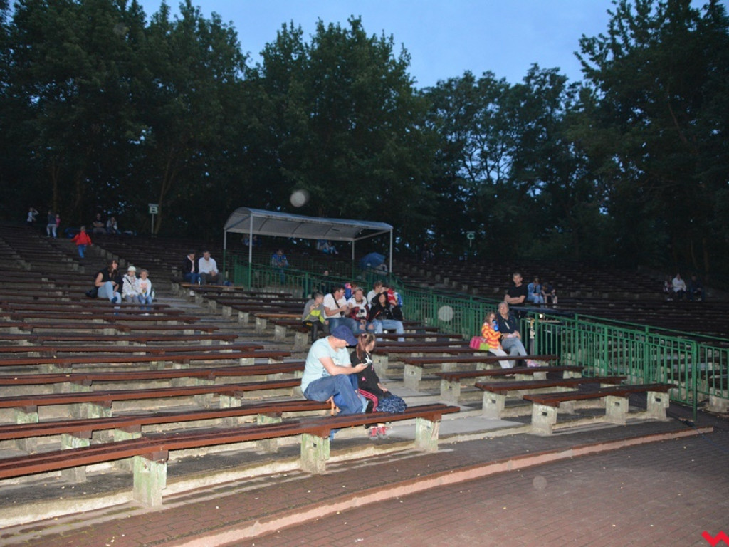 Deszcz popsuł szyki kinomanom. Pierwszy pokaz letniego kina za nami