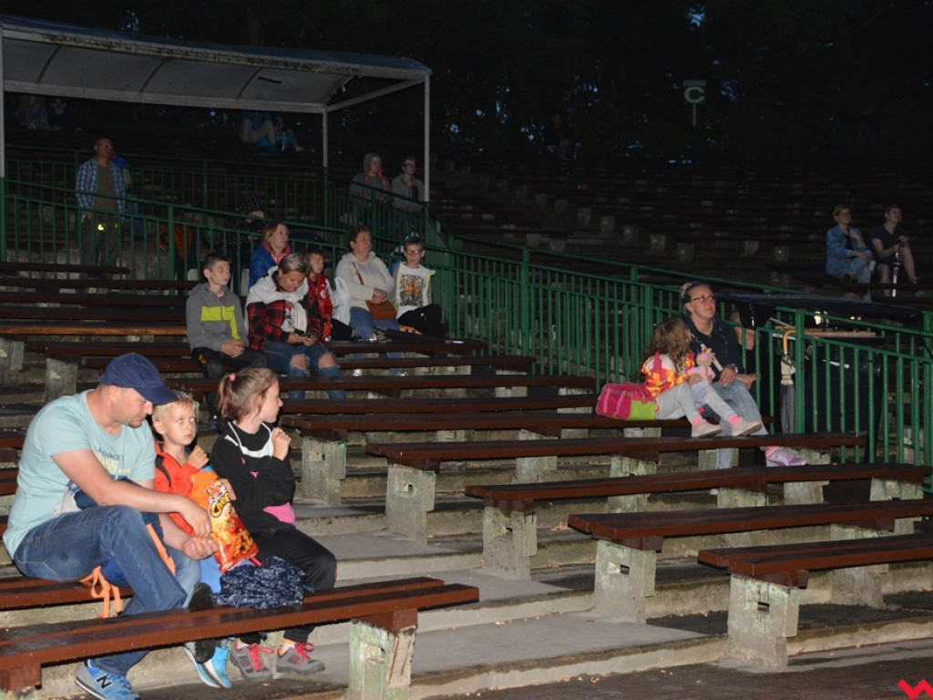 Deszcz popsuł szyki kinomanom. Pierwszy pokaz letniego kina za nami