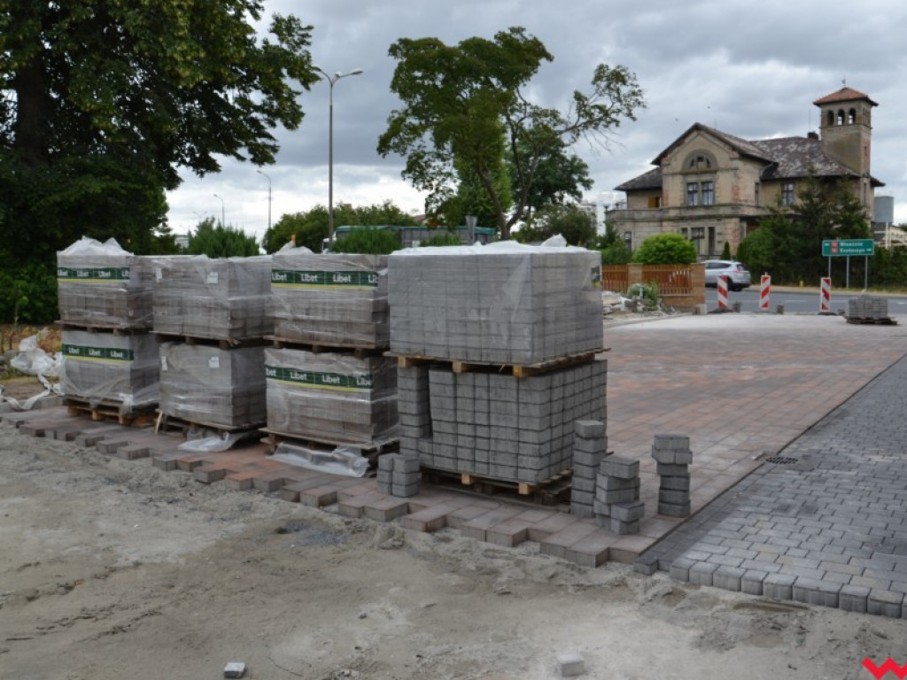 Teraz parking, nieco później schody i elewacja urzędu gminy