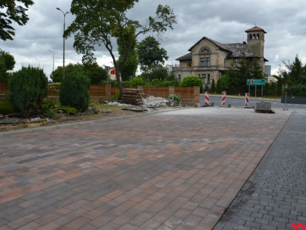 Teraz parking, nieco później schody i elewacja urzędu gminy