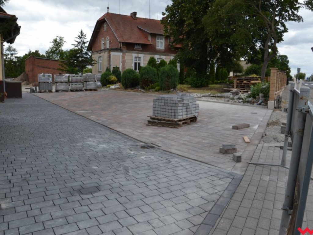 Teraz parking, nieco później schody i elewacja urzędu gminy