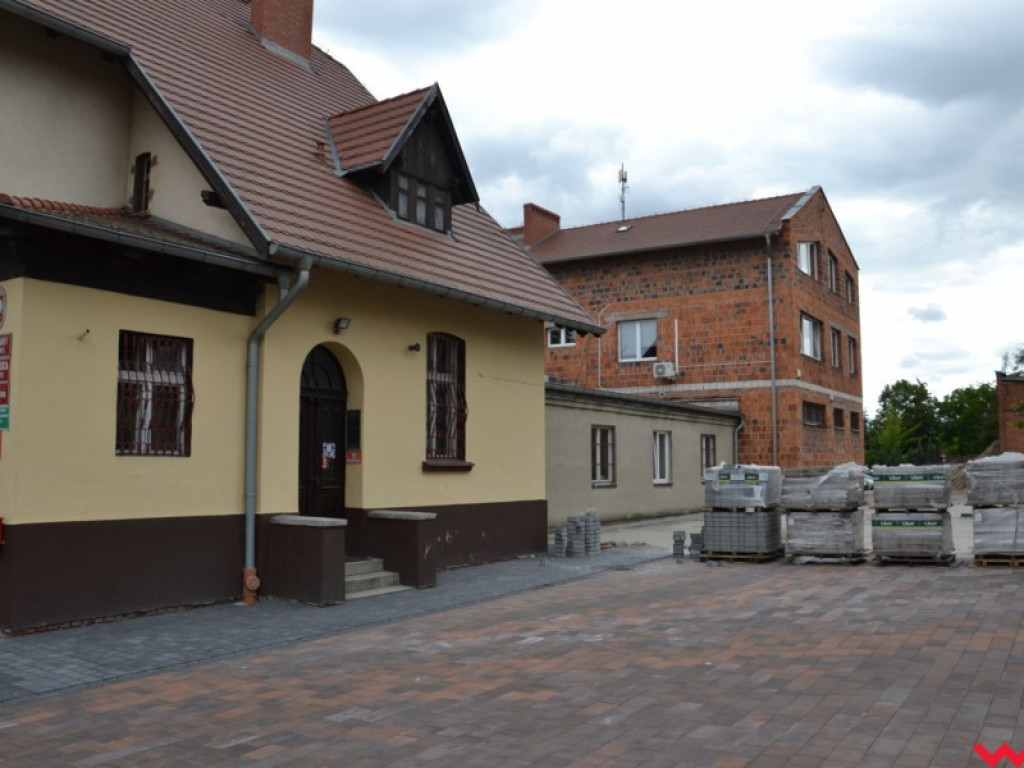 Teraz parking, nieco później schody i elewacja urzędu gminy