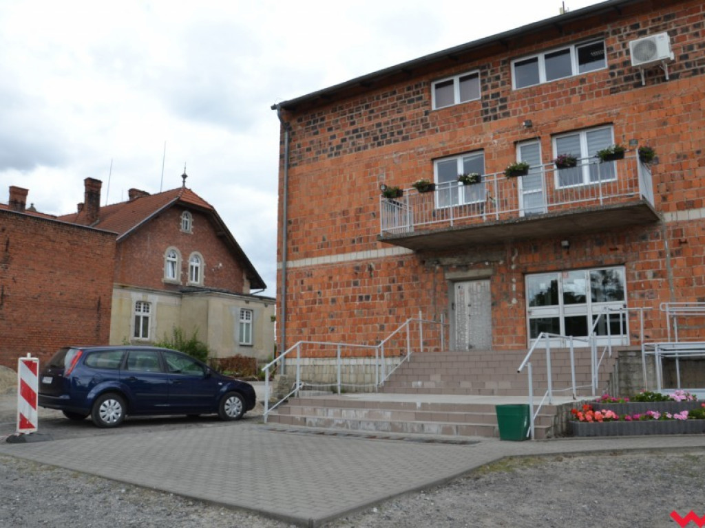 Teraz parking, nieco później schody i elewacja urzędu gminy