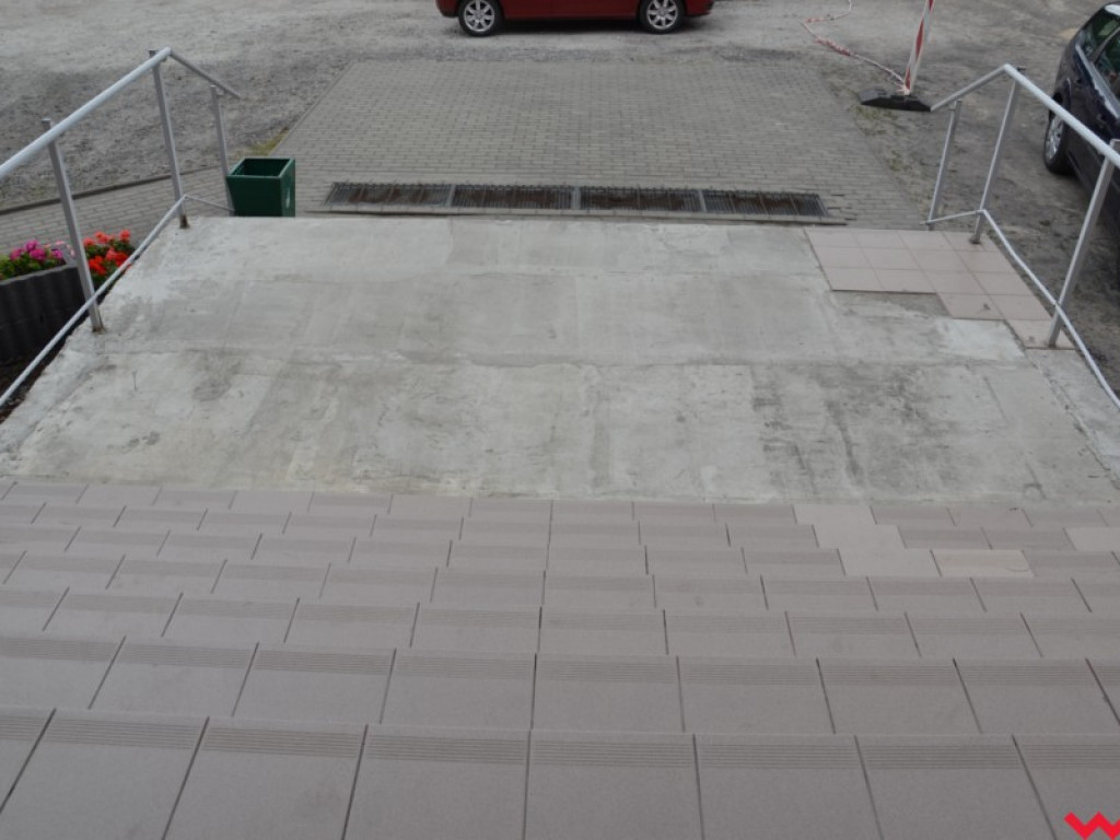 Teraz parking, nieco później schody i elewacja urzędu gminy