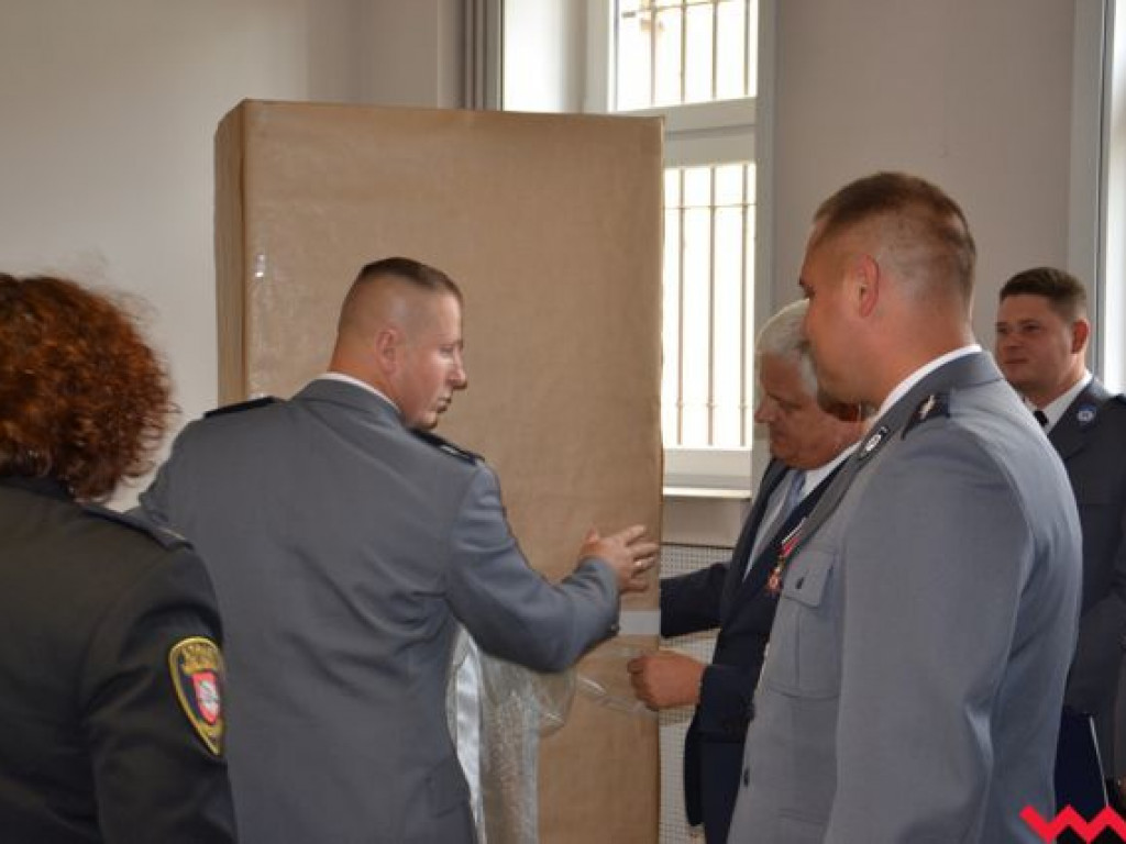 Święto Policji. Burmistrz z nietypowym prezentem, a wicestarosta chce BMW na drogach powiatowych