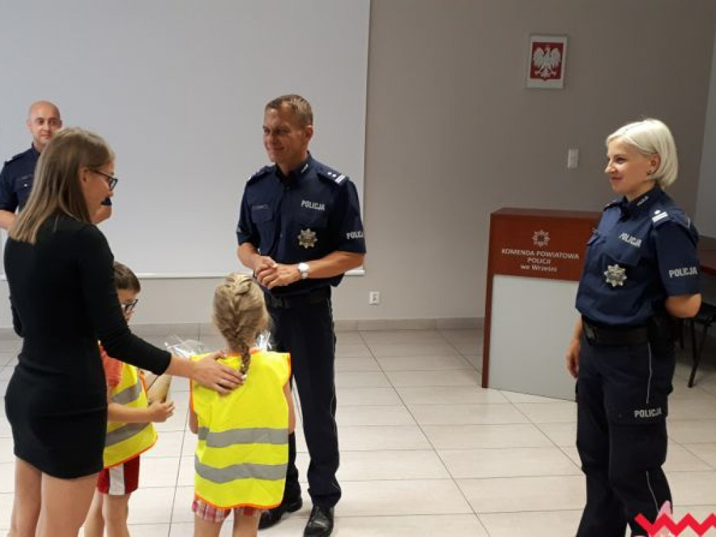 Dzieci złożyły życzenia policjantom z okazji ich święta