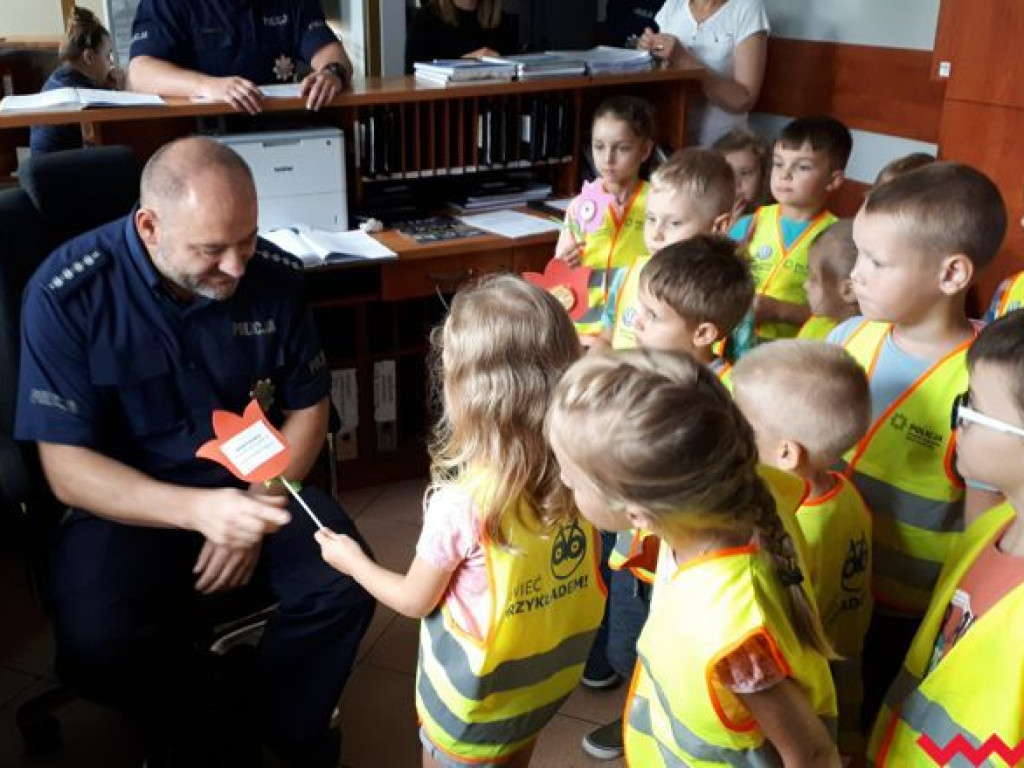 Dzieci złożyły życzenia policjantom z okazji ich święta