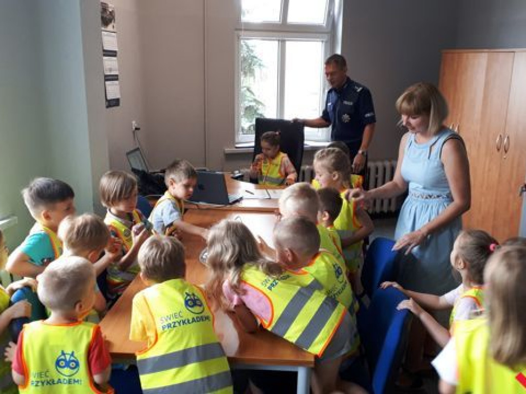 Dzieci złożyły życzenia policjantom z okazji ich święta