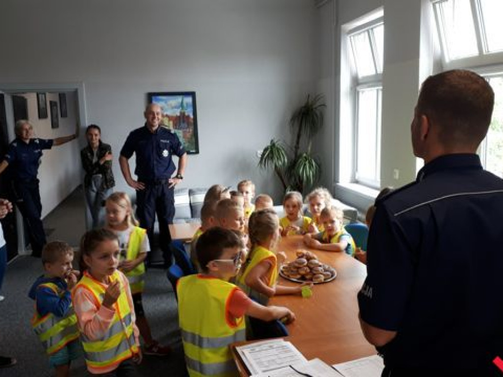 Dzieci złożyły życzenia policjantom z okazji ich święta