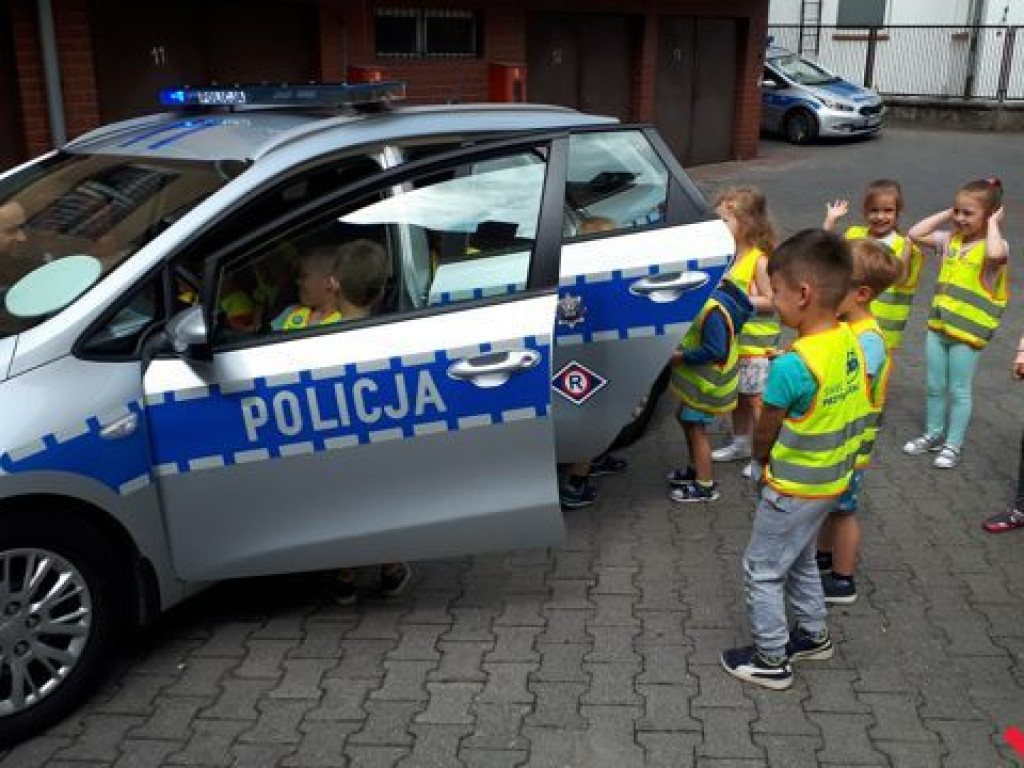 Dzieci złożyły życzenia policjantom z okazji ich święta