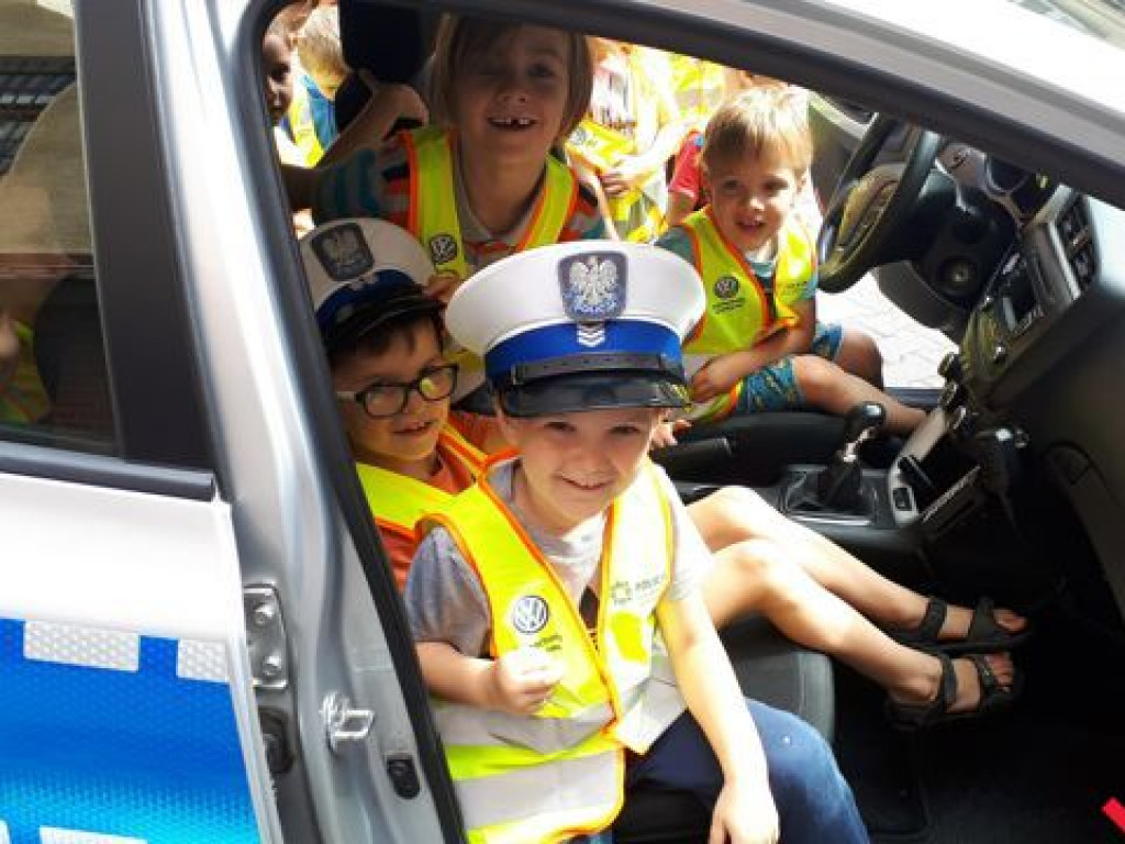Dzieci złożyły życzenia policjantom z okazji ich święta