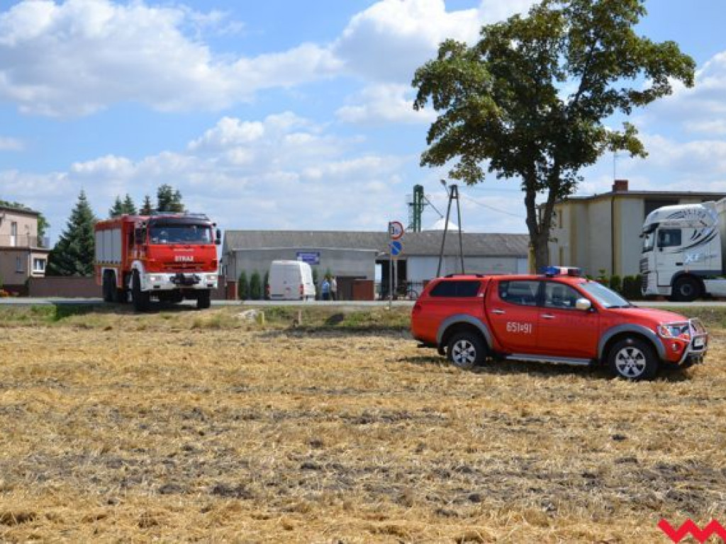 Niedopałek papierosa lub iskra z pociągu przyczyną groźnego pożaru na polu