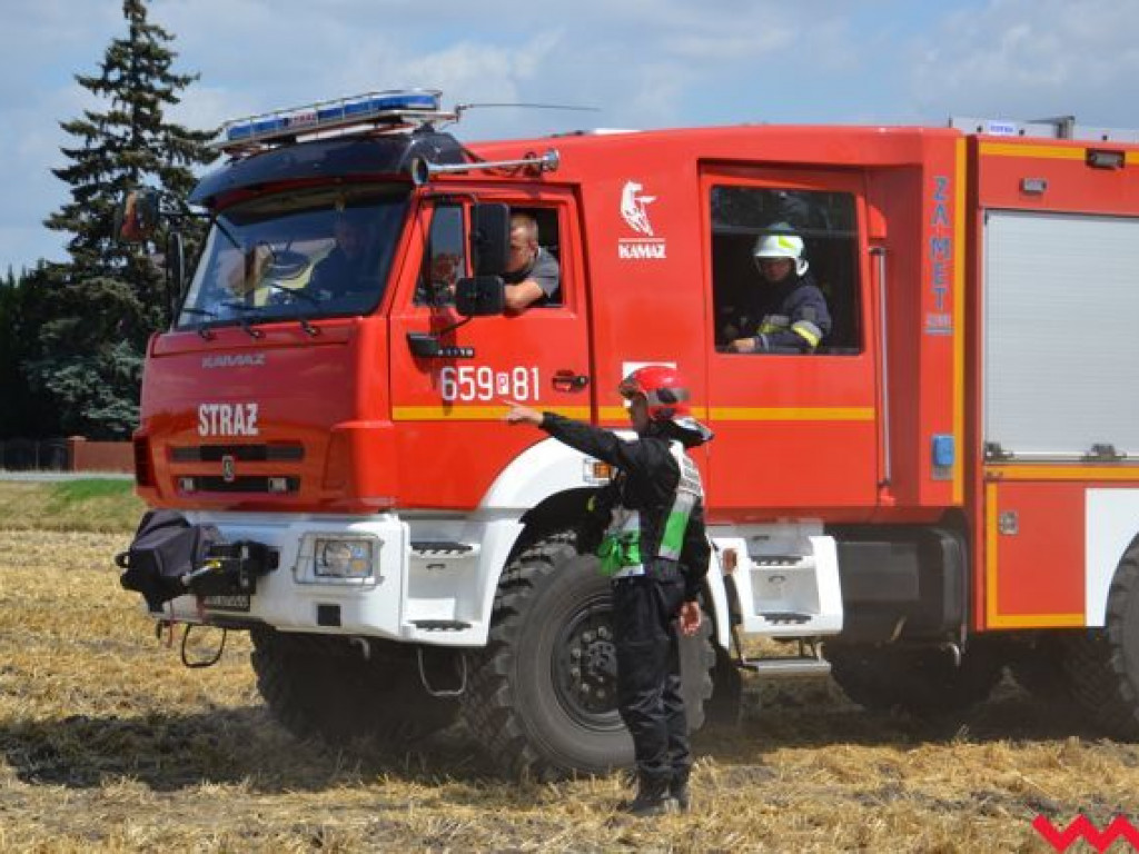 Niedopałek papierosa lub iskra z pociągu przyczyną groźnego pożaru na polu