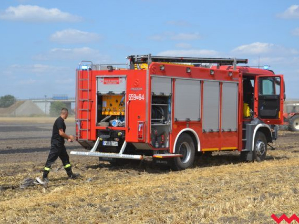 Niedopałek papierosa lub iskra z pociągu przyczyną groźnego pożaru na polu