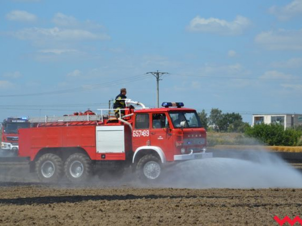 Niedopałek papierosa lub iskra z pociągu przyczyną groźnego pożaru na polu