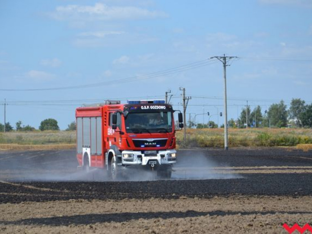 Niedopałek papierosa lub iskra z pociągu przyczyną groźnego pożaru na polu