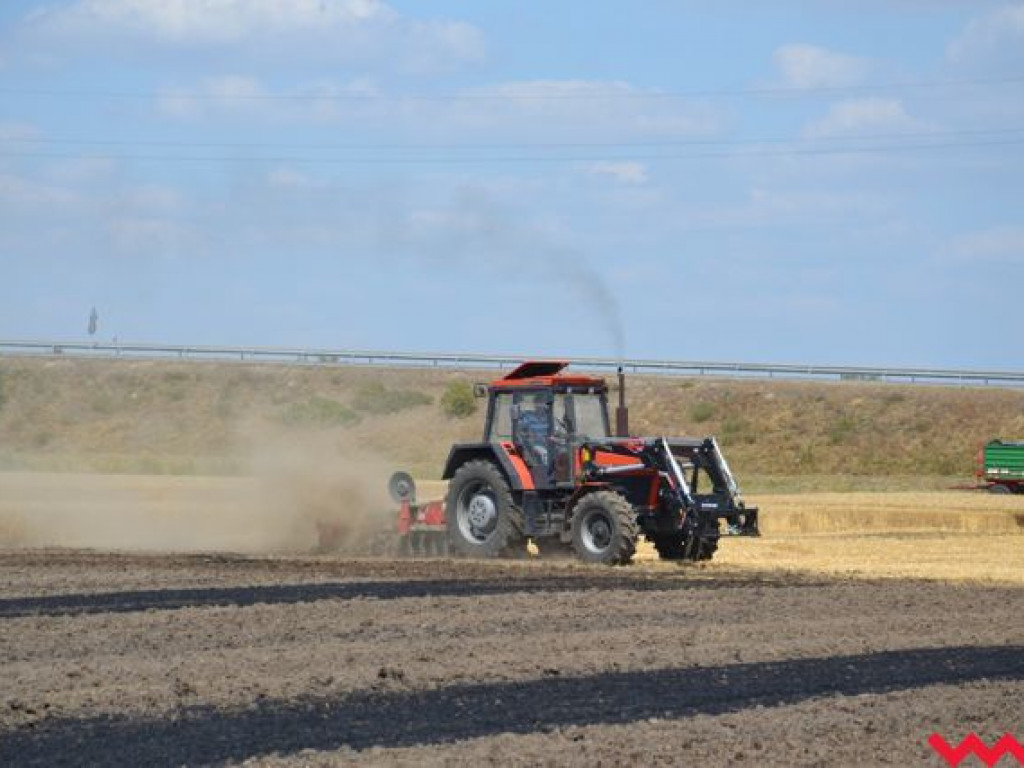 Niedopałek papierosa lub iskra z pociągu przyczyną groźnego pożaru na polu