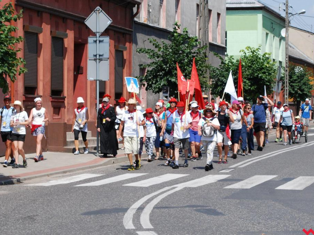 Drugi dzień pielgrzymki. Upalny dzień i chwila odpoczynku w Pyzdrach