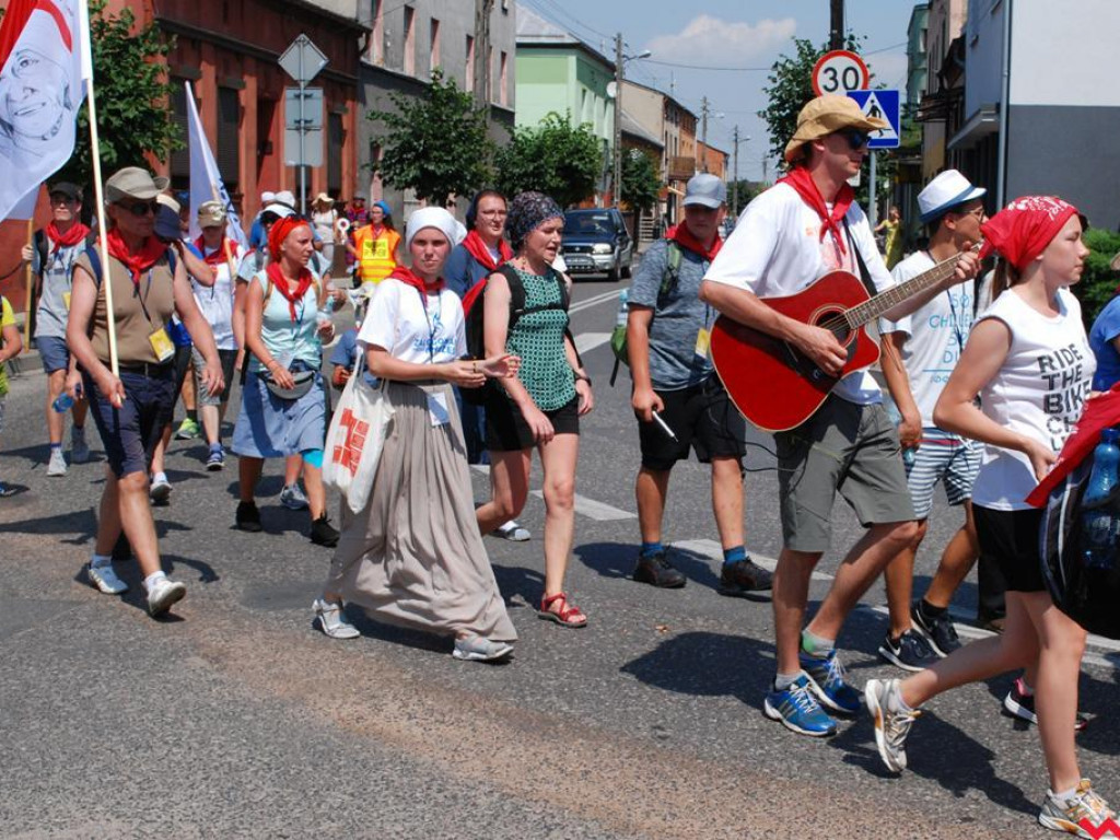 Drugi dzień pielgrzymki. Upalny dzień i chwila odpoczynku w Pyzdrach