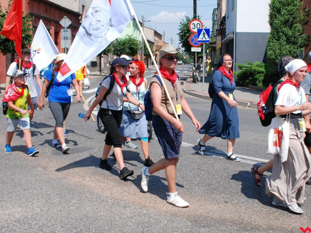 Drugi dzień pielgrzymki. Upalny dzień i chwila odpoczynku w Pyzdrach