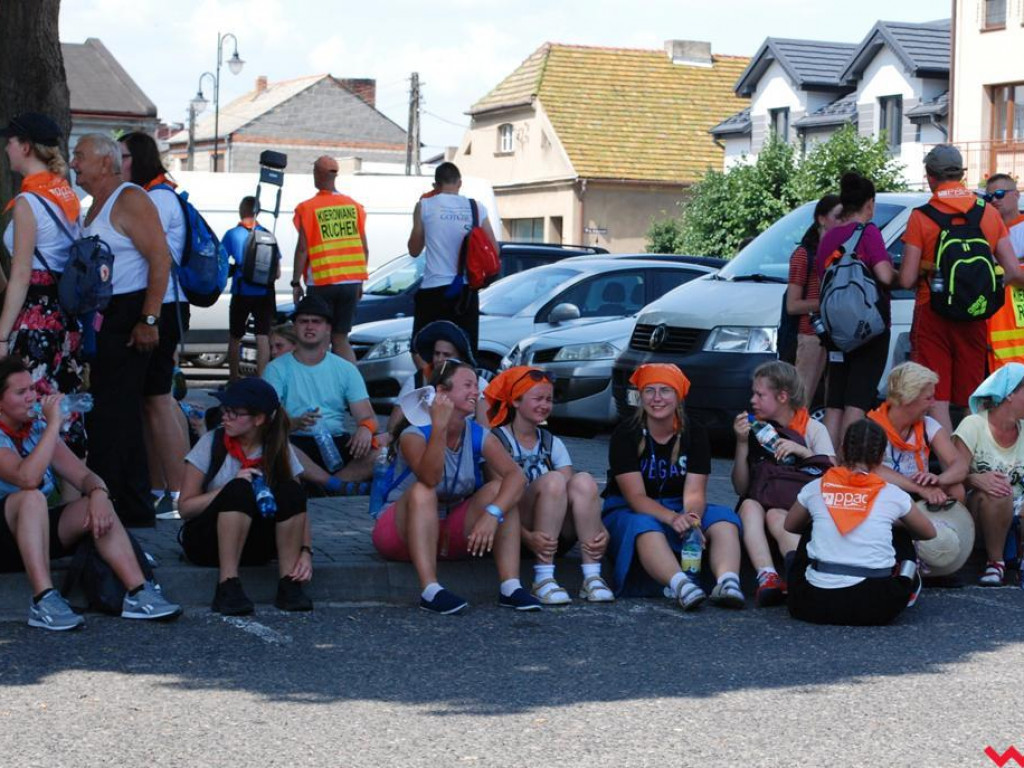 Drugi dzień pielgrzymki. Upalny dzień i chwila odpoczynku w Pyzdrach