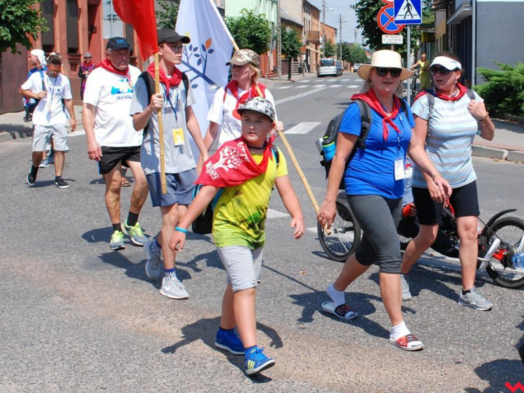 Drugi dzień pielgrzymki. Upalny dzień i chwila odpoczynku w Pyzdrach