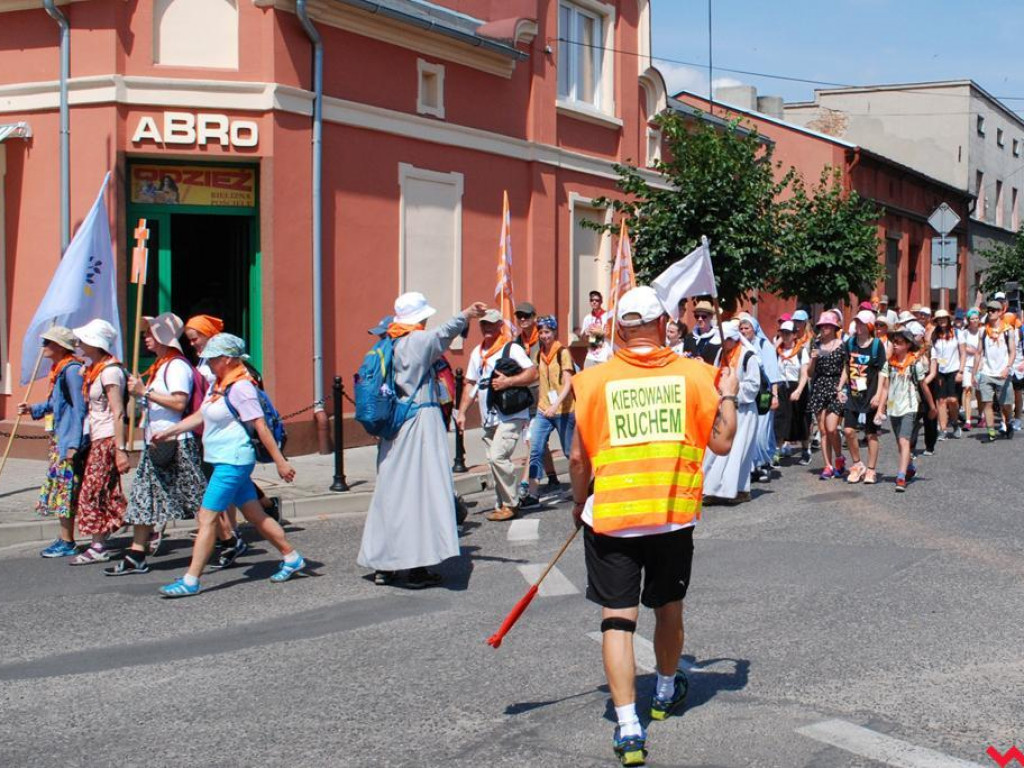 Drugi dzień pielgrzymki. Upalny dzień i chwila odpoczynku w Pyzdrach